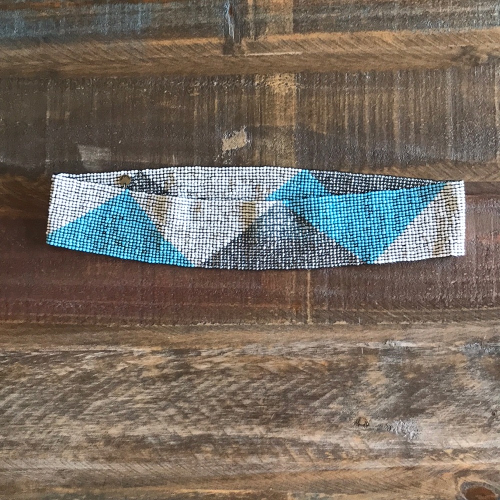 Beaded elastic belt